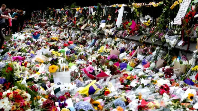 К мемориалу в Крайстчерче все выходные несли цветы