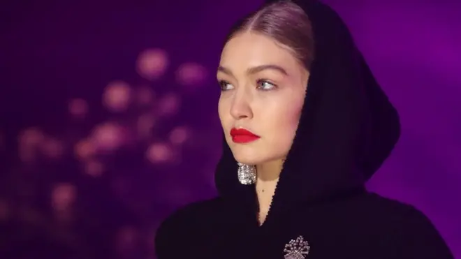 지난 11일 런웨이를 걷고 있는 모델 하디드