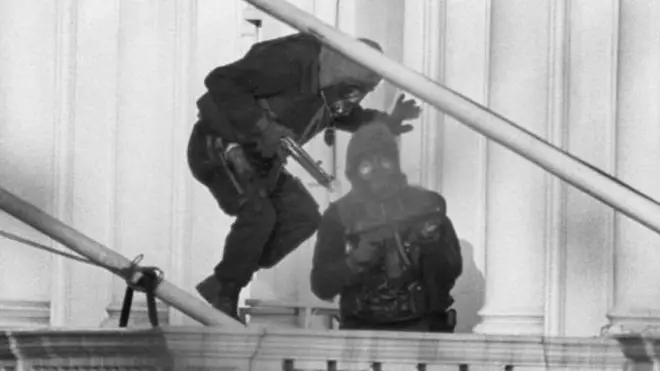 نیروهای ویژه ارتش بریتانیا روی بالکن سفارت ایران