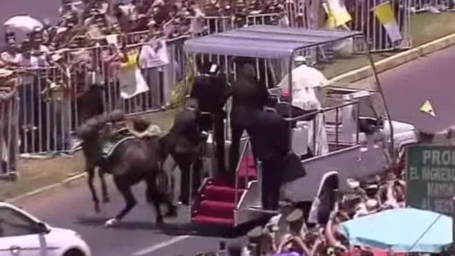 أرسل البابا فرانسيس مسبحة هدية للشرطية التي سقطت عن جوادها خلال سير موكبه في تشيلي.