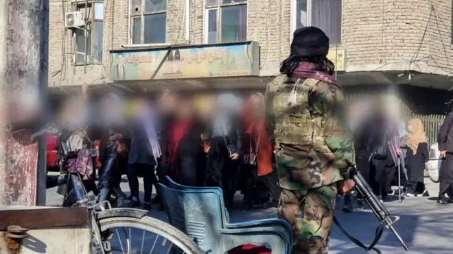 ඇෆ්ඝන් කාන්තාවෝ සරසවි තහනමට එරෙහි වෙති