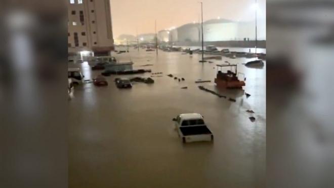 أمطار غزيرة تسبب فيضانات وسيولا جارفة في الامارات