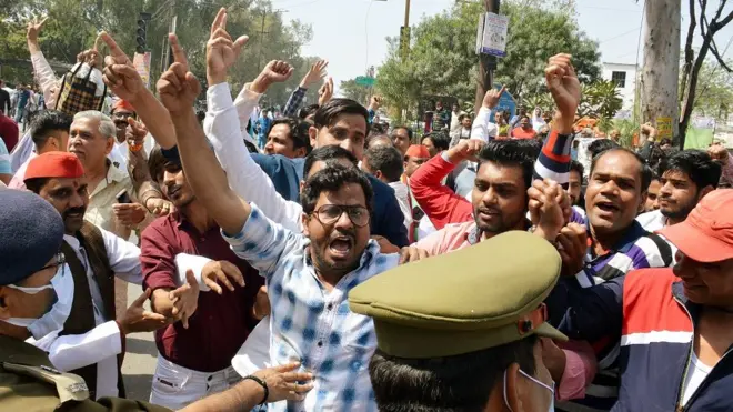 10 मार्च को मतगणना के दिन प्रदर्शन करते सपा और आरएलडी कार्यकर्ता