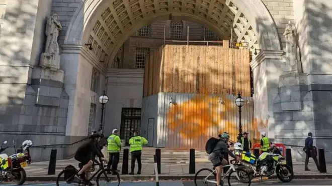 مبنى يستخدمه جهاز الاستخبارات البريطاني MI5 وقد تم رشّه بالطلاء