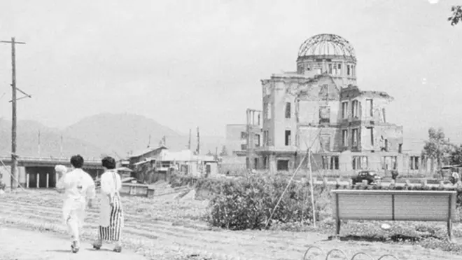 El famoso Domo o Memorial de la Paz de Hiroshima es el único edificio que se mantuvo en pie cerca de la zona cero del impacto.