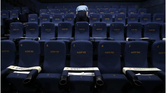 영화관 등 16종 시설은 이용이 가능하지만, 테이블 간 1ｍ 거리두기를 해야 한다