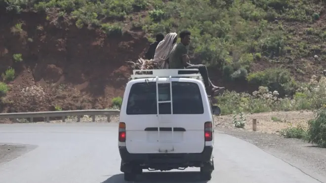 በአማራ ክልል የሚንቀሳቀስ ሚኒባስ ከአናቱ ሰው ጭኖ