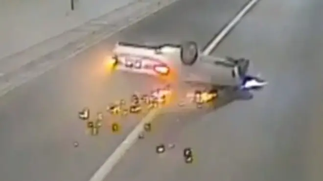 نجاة سائق بعد انقلاب سيارته