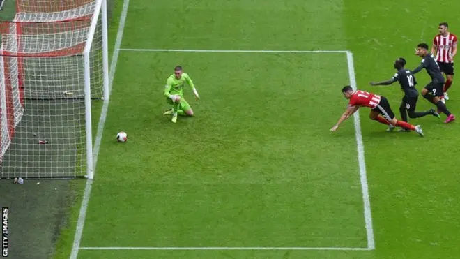 Karraa eegaan Sheefiild Yunaayitid osoo gooliin galaa jirtuu ilaalaa jra