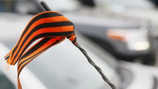 Георгіївська стрічка на одному з автомобілів в Києві, 17 січня 2014 р