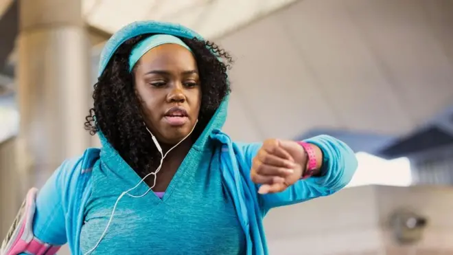 لا عجب في أن الدراسات التي تقارن بين المشي خمسة آلاف خطوة في اليوم والمشي لـ 10 آلاف خطوة تشير إلى أفضلية الخيار الثاني من حيث فوائده الصحية