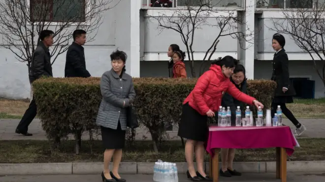평양 마라톤 대회 중 식수를 나눠주는 행사 진행요원