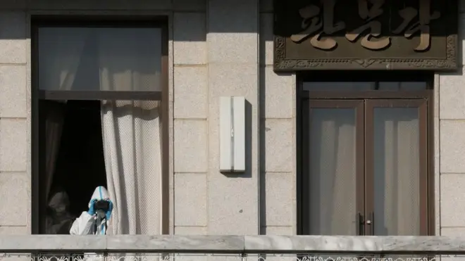 2022년 9월 29일 북측 인물이 판문점 행정동 건물에서 쌍안경으로 남측을 바라보고 있다