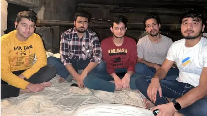 బంకర్‌లో తన స్నేహితులతో అనాస్ చౌదరి