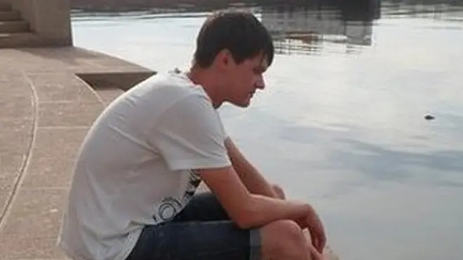 28-летний Ярослав Сумбаев родился в Астрахани, жил в Петербурге, скрывался в Черногории и попал в заключение в Грузии.