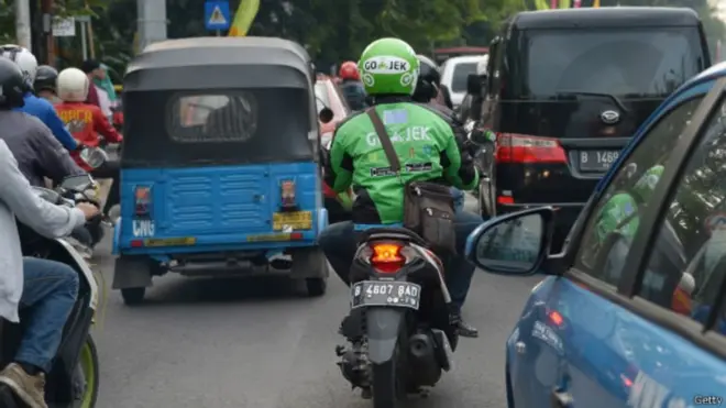 Ojek, baik online atau konvensional, tidak perlu ijin karena tidak pernah diatur Undang-Undang.