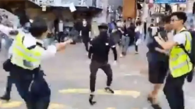 นาทีก่อนที่เจ้าหน้าที่ตำรวจจะลั่นไกใส่ชายที่สวมหน้ากากปิดบังใบหน้า