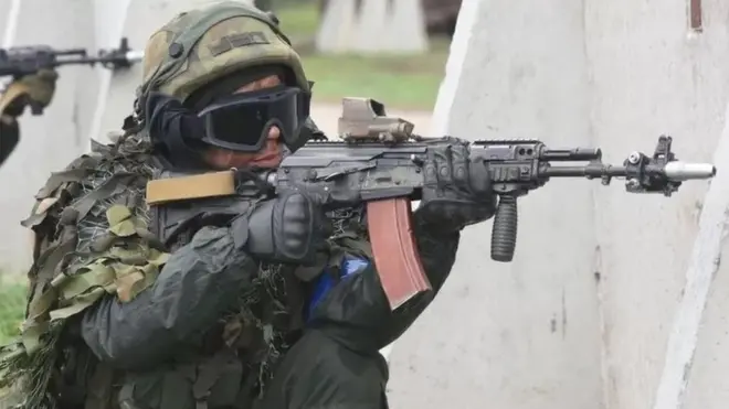 جنگی مشقوں میں تربیت حاصل کرتا یوکرین کا فوجی