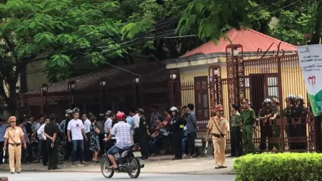 Một số nhà hoạt động cáo buộc rằng tuy "phiên tòa công khai" nhưng họ không được vào dự khán