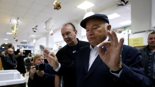 По словам Лужкова, он не получал приглашения вернуться в политику