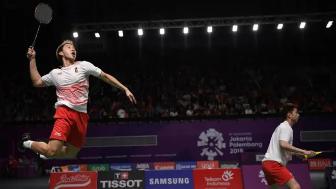 Marcus Fernaldi Gideon (kiri) dan pasangannya, Kevin Sanjaya saat tampil di Asian Games 2018 di Jakarta.