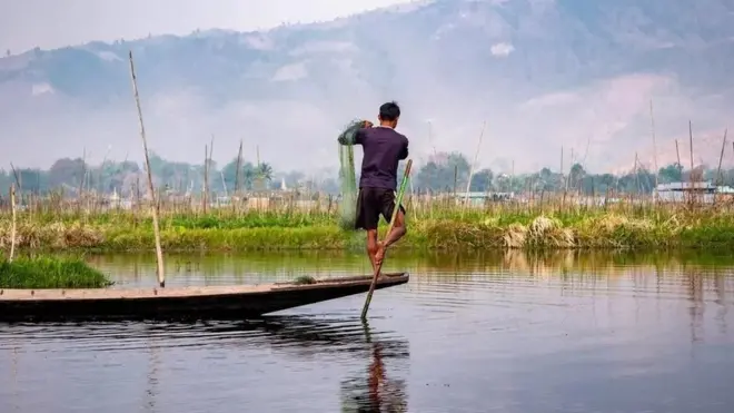 مراكبي بأحد بحيرات ميانمار