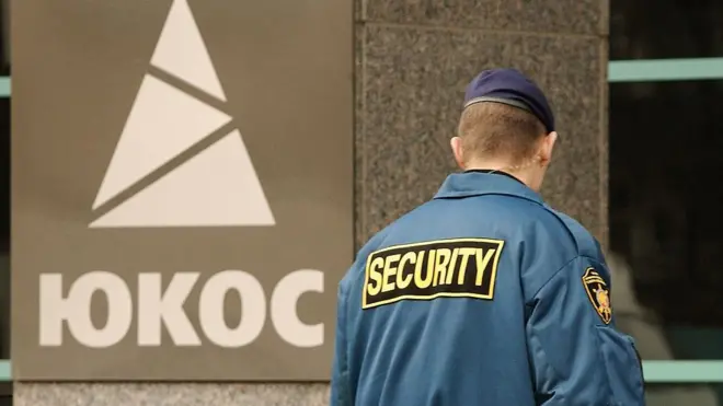 охранник возле здания "ЮКОСа"