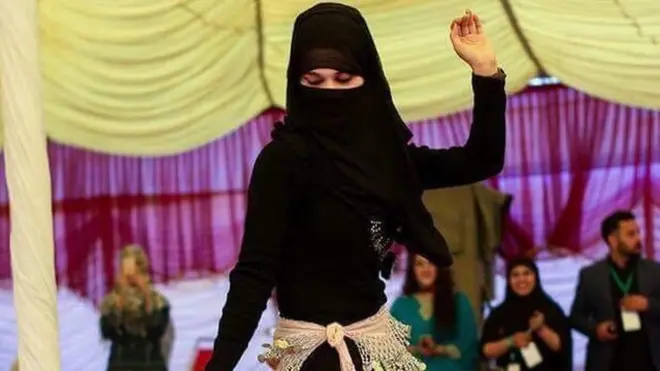 پر ټولنیزو شبکو پر دې ویډیو نیوکې شوی.