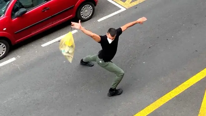 فيروس كورونا: رحلة التخلص من القمامة التي تحولت إلى حفل يومي