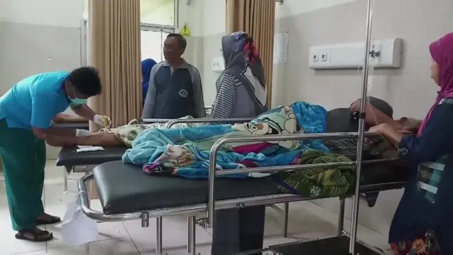 أكثر من 200 شخص على الأقل لقوا حتفهم بعدما ضرب تسونامي المناطق الساحلية القريبة من مضيق سوندا في إندونيسيا، بحسب ما أعلنه مسؤولون حكوميون.