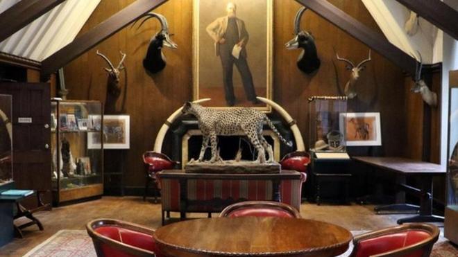 探险家俱乐部位于纽约的总部存放着大约1000件藏品，它们都是该俱乐部的会员收藏的。