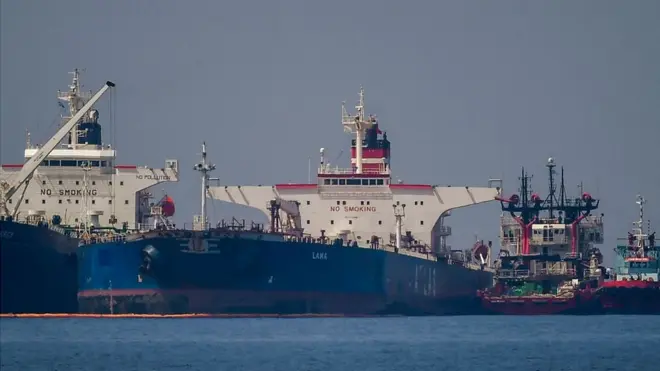 танкеры под российским и либерийским флагами, пойманные на перегрузке нефти в открытом море в мае 2022 года у берегов Греции