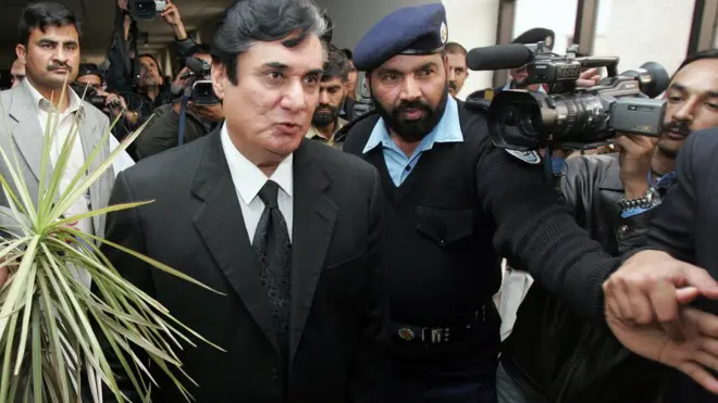 جسٹس ریٹائرڈ جاوید اقبال اعلیٰ عدلیہ کے ان ججز میں شامل تھے جنھوں نے سابق فوجی صدر پرویز مشرف کے پہلے عبوری آئنی حکمنامے کے تحت حلف اُٹھایا تھا