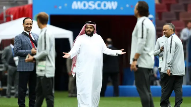 تركي آل الشيخ أثناء جلسة تدريب لفريق بلاده خلال مباريات كأس العالم 2018