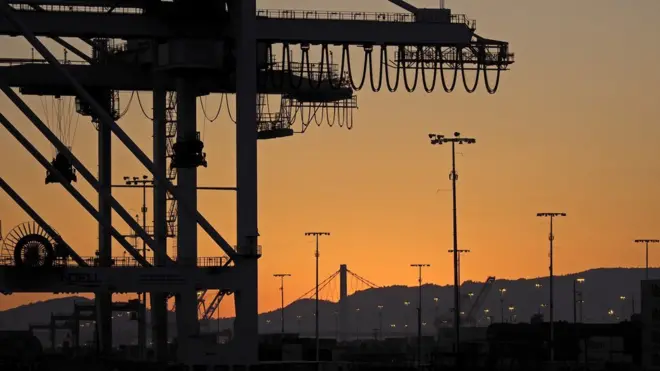 中美间去年的贸易逆差是3750亿美元。