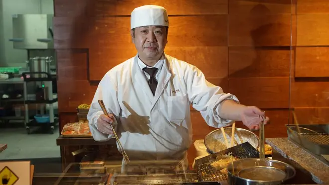 Ilustrasi. Seorang koki di restoran menunjukkan metode memasak tempura.