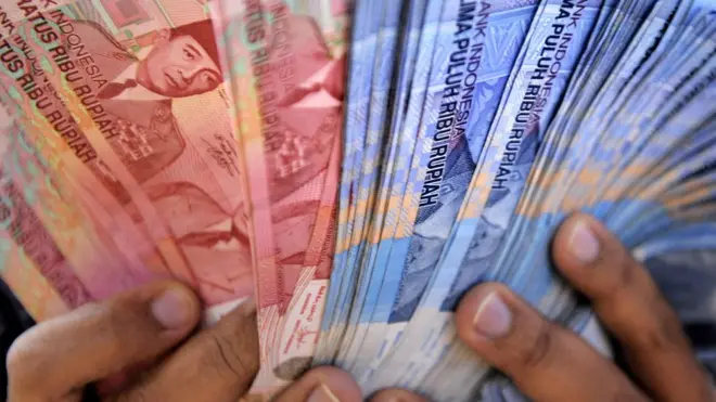 Semula Ditjen Imigrasi mengeluarkan ketentuan bahwa pemohon paspor baru harus memiliki Rp25 juta di tabungan untuk memastikan mereka tidak menjadi TKI non-prosedural.