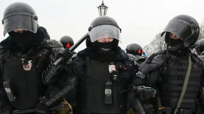 Російський ОМОН на протестах завжди діє жорстко, але удар ногою жінки отримав значний резонанс через те, що його зняли на відео