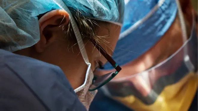 Британские больницы переполнены, а получившие медицинскую помощь не торопятся оплачивать счета, жалуются в службе здравоохранения