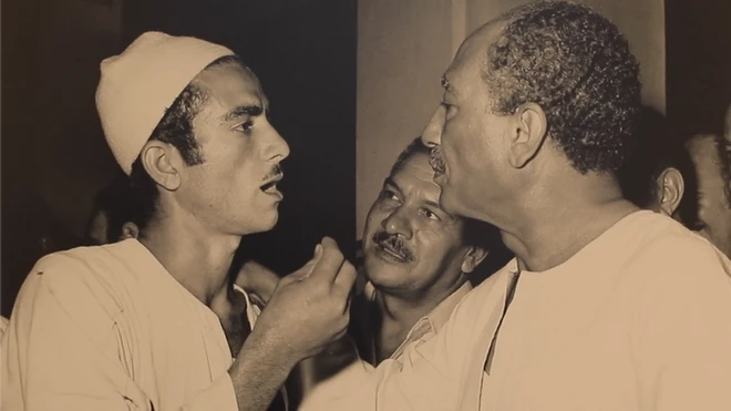 السادات وحوار عفوي مع أحد الفلاحين في قريته بميت أبو الكوم، بمحافظة المنوفية - للمصور المصري فاروق إبراهيم