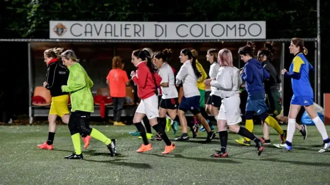 Vatikan kadın futbol takımının Mayıs ayında bir antrenmanda çekilen fotoğrafı
