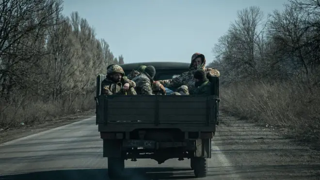 الجنود الأوكرانيون يتجهون إلى خط المواجهة بالقرب من باخموت في 23 مارس/آذار 2023