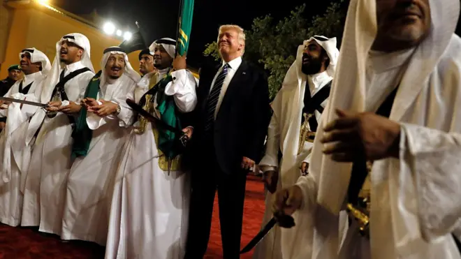 特朗普（中）参与剑舞仪式（20/5/2017）