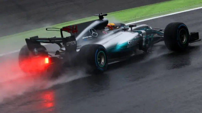 Хэмилтон на мокрой трассе