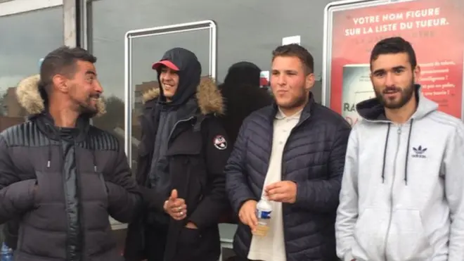 Молодые люди, живущие в районе Мираль, хотят работы и возможностей. Они ждут президента, который все это даст