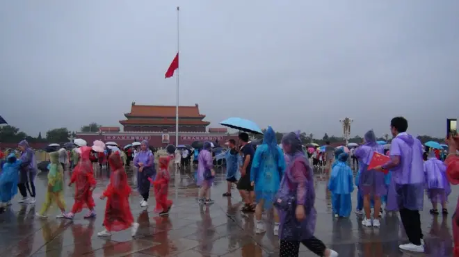 7月29日，北京天安门广场为李鹏降半旗志哀。