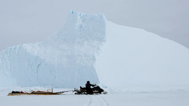 Las motos de nieve son el medio de transporte de los residentes del poblado.