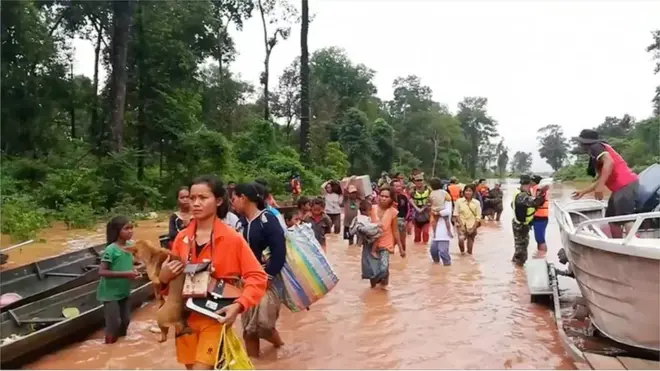Warga Distrik Sanam Xay, Provinsi Attapeu, Laos diungsikan setelah bendungan jebol dan mengakibatkan banjir bandang.