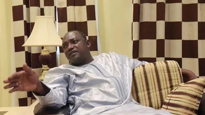 Адама Бэрроу принес присягу несмотря на то, что его предшественник отказался покинуть пост