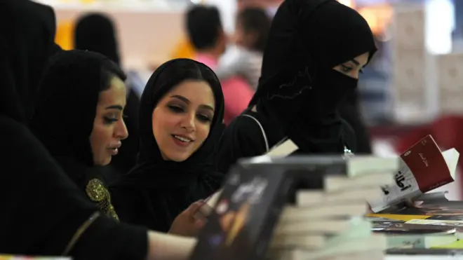 سعوديات في معرض جدة الدولي للكتاب